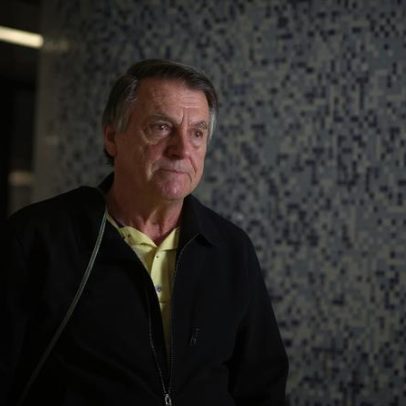 Bolsonaro volta a ter crise de soluços após cirurgia e fica sob observação