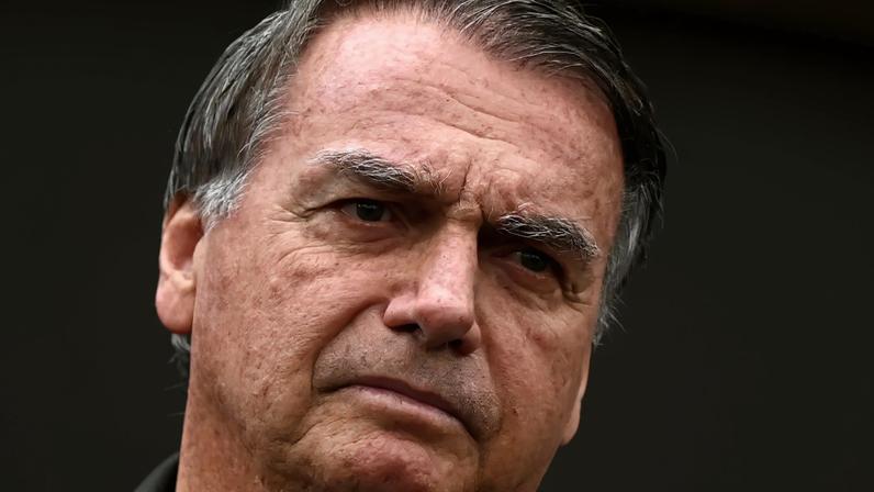Cirurgia de Bolsonaro termina sem problemas, afirma Michelle
