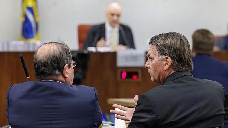 Bolsonaro com advogado diante de Alexandre de Moraes em interrogatório da ação sobre a tentativa de golpe