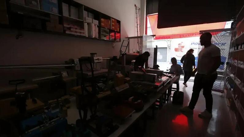 Estabelecimento no Bom Retiro (São Paulo-SP) sem luz. (Foto: Paulo Pinto/Agência Brasil)