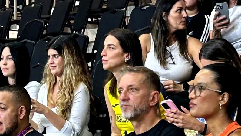 Boo, namorada de Gabi Guimarães, acompanha partida do Conegliano no Mundial (Foto: Isabella Zuppo)