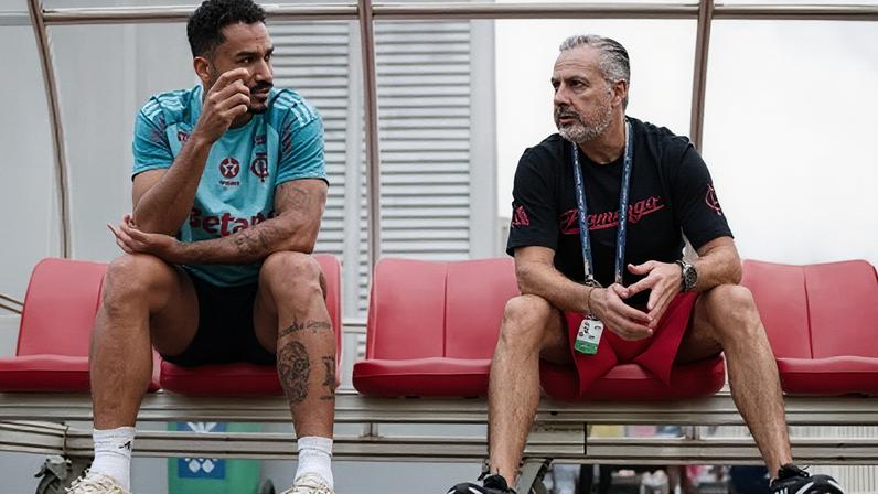 Danilo, zagueiro do Flamengo, conversa com José Boto, diretor de futebol