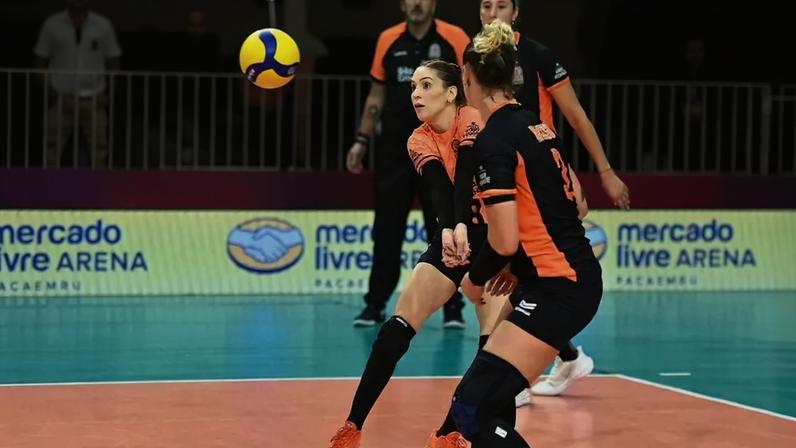 A líbero Camila Brait, durante a estreia do Osasco no Mundial de Clubes (Foto: Deco Pires/ Fotojump)