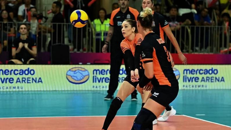 A líbero Camila Brait, durante a estreia do Osasco no Mundial de Clubes (Foto: Deco Pires/ Fotojump)