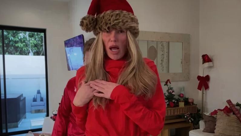 Brandi Glanville usa biquíni vermelho em vídeo de férias após diagnóstico facial