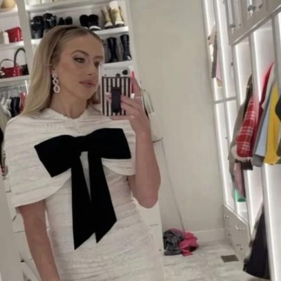 Brittany Mahomes veste vestido curto com laço em festa de Natal das WAGs Chiefs