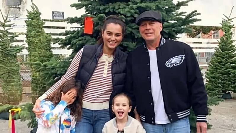 Esposa de Bruce Willis lida com luto diante da demência do ator antes do Natal