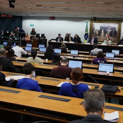 MEC discute piso salarial de profissionais da educação