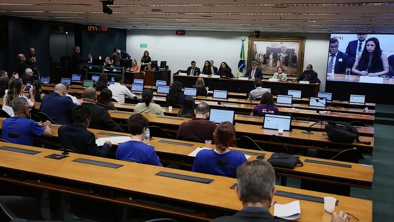 MEC discute piso salarial de profissionais da educação