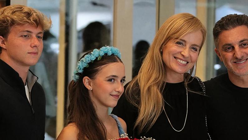 Angélica deixa a barriga de fora em evento com Luciano Huck e Benício e Eva; tamanho da filha caçula chama atenção