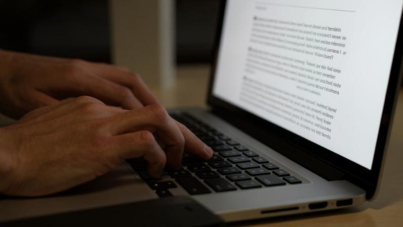 TIC Domicílios mostra avanço do acesso à internet (86% lares), mas com desigualdades por renda, idade e escolaridade - Foto: ES Brasil