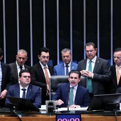 Câmara aprova PL que reduz pena de Bolsonaro e de envolvidos no 8/1