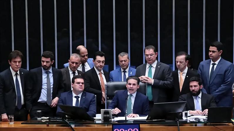Após meses de impasse, Câmara aprova PL da dosimetria que reduz penas de Bolsonaro e dos condenados pelos atos de 8 de janeiro de 2023.