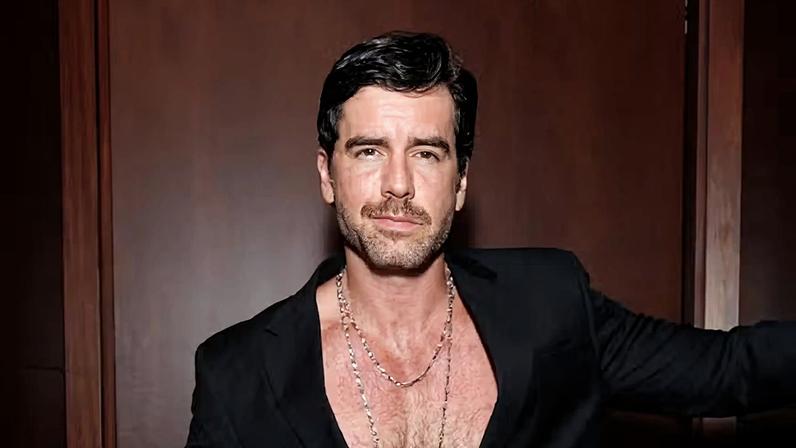 Ex-galã de Malhação, Marcos Pitombo ousa com peitoral à mostra em baile luxuoso — Foto: Clayton Felizardo/ Brazilnews