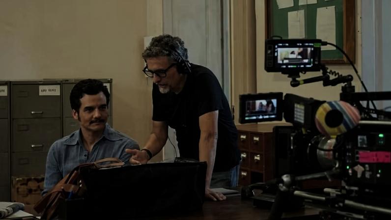 Kleber Mendonça Filho dirigindo Wagner Moura em 'O Agente Secreto' — Foto: Divulgação