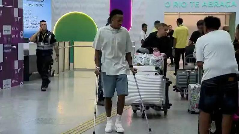 Éder Militão na chegada ao Rio de Janeiro — Foto: Reprodução
