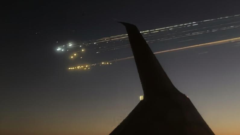 Momento da explosão de nave da SpaceX enquanto avião passa próximo dos detritos. — Foto: Reprodução/Wall Street Journal