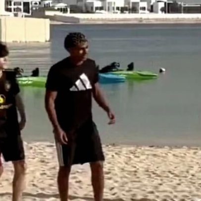 Lamine Yamal joga futebol com crianças em praia de Dubai, vídeo