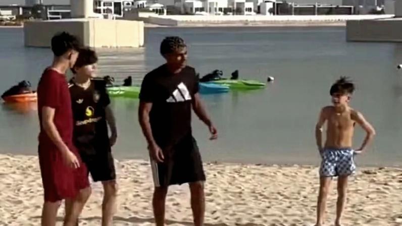 Lamine Yamal joga futebol com crianças em praia de Dubai — Foto: Reprodução