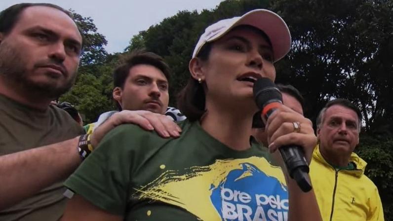 Jair, Michelle, Carlos e Jair Renan em ato na avenida Paulista pela anistia aos golpistas