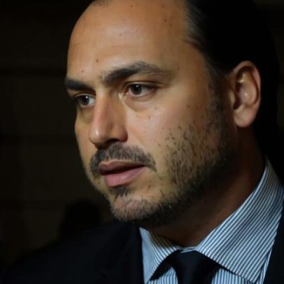 Carlos divulga doenças de Bolsonaro para justificar prisão domiciliar