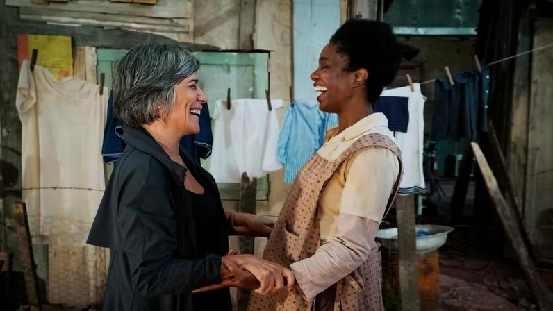 Gloria Pires encontra Maria Gal em visita ao set de 'Carolina - Quarto de Despejo' — Foto: Mariana Vianna