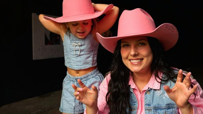Maria Flor usa chapéu rosa como o de Ana Castela — Foto: Reprodução Instagram