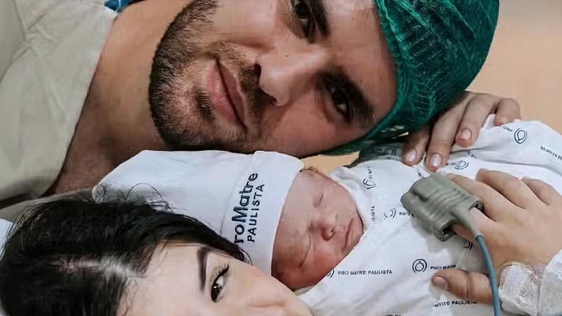 Carolina Chamberlain e Guilherme Deeke com a filha, Estella — Foto: Primeiro Minuto Fotografia