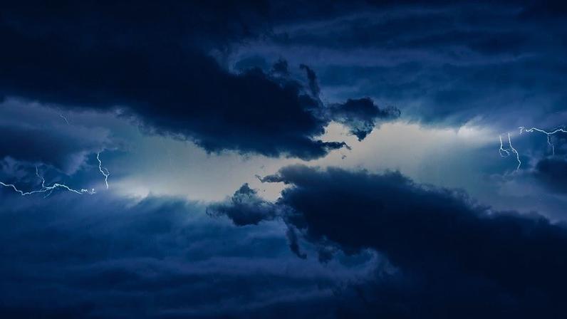 Nuvens carregadas passaaram sobre o oeste de SP e provocaram um tornado fraco na região de Teodoro Sampaio (Foto: Getty Images)