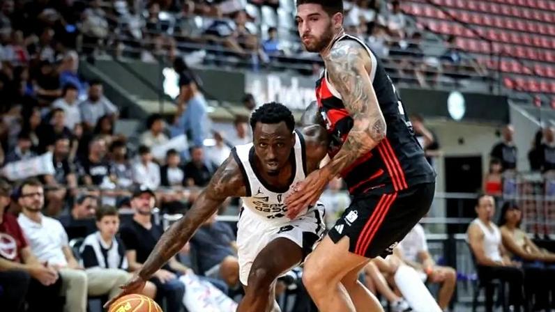Clark, do Corinthians, e Kayo, do Flamengo, em ação durante jogo pelo NBB (Foto: Divulgação/NBB)