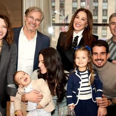 Claudia Raia e Edson Celulari posam com atuais parceiros e filhos