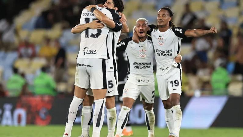 Jogadores do Corinthians celebram após o apito final no Maracanã