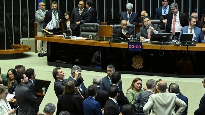 Texto-base prevê pagamento de 65% das emendas parlamentares até a metade do ano e desconto de R$ 55 bilhões em precatórios. (Foto: Carlos Moura/Agência Senado)