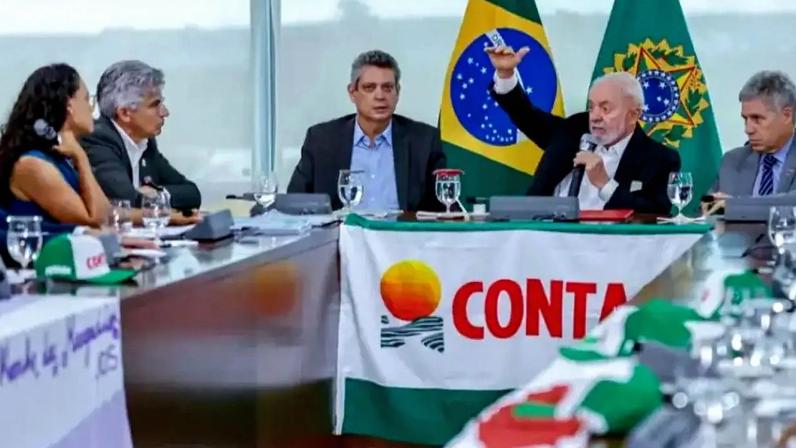 Lula recebe lideranças da Contag no Palácio do Planalto, em abril de 2024: confederação concentrou a maior fatia dos valores descontados indevidamente de aposentados e pensionistas. (Foto: Ricardo Stuckert/PR)