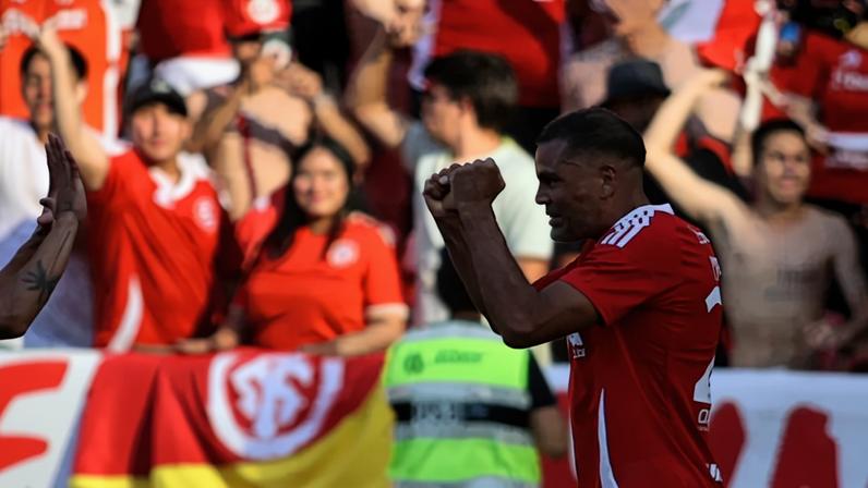 Gabriel Mercado do Internacional comemora seu gol diante do Red Bull Bragantino, na tarde deste domingo (07), em Porto Alegre, RS FOTO: EDU ANDRADE/Fatopress