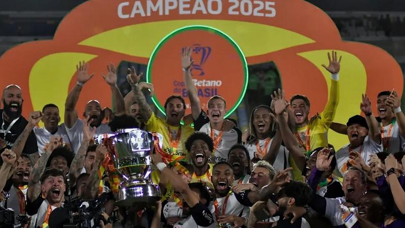 Corinthians levanta a taça de campeão da Copa do Brasil no Maracanã (Foto: Eduardo Carmim/Photo Premium/Gazeta Press)