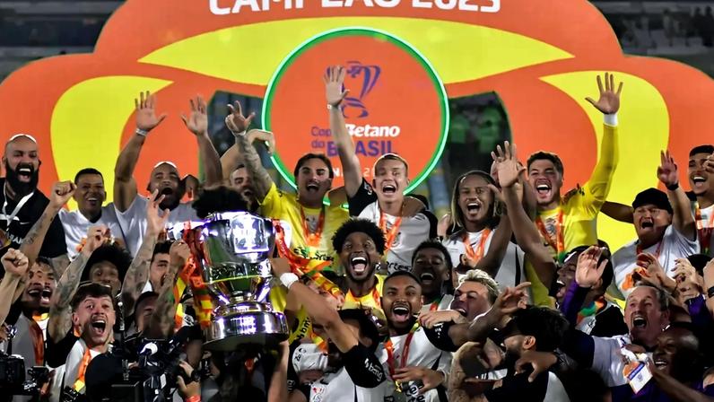 Corinthians levanta a taça de campeão da Copa do Brasil no Maracanã (Foto: Eduardo Carmim/Photo Premium/Gazeta Press)
