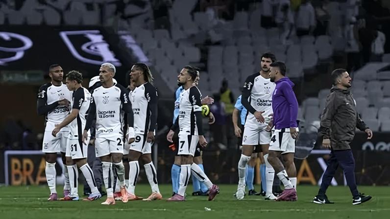 Jogadores do Corinthians deixam o gramado após o empate com Vasco na Neo Química Arena