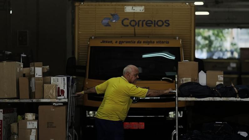 Funcionário trabalha na sede dos Correios no Rio de Janeiro