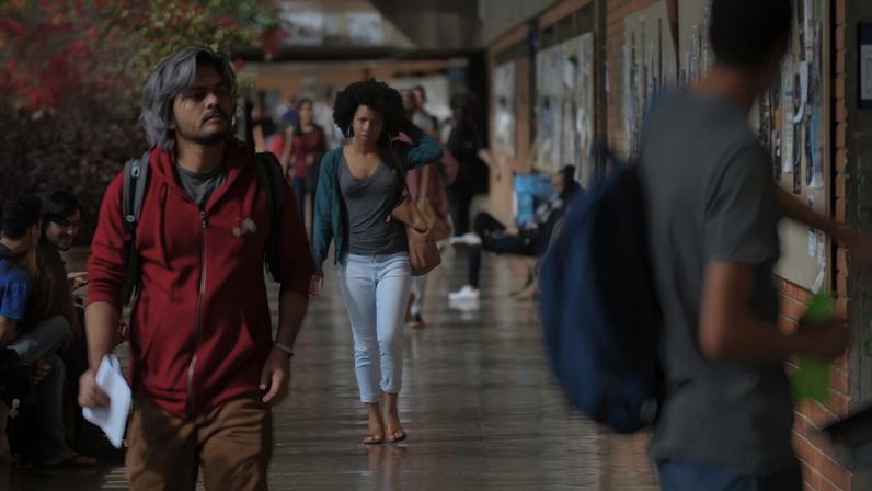 UnB foi a primeira universidade federal a adotar sistema de cotas raciais UnB reserva vagas para negros desde o vestibular de 2004 Percentual de negros com diploma cresceu quase quatro vezes desde 2000, segundo IBGE