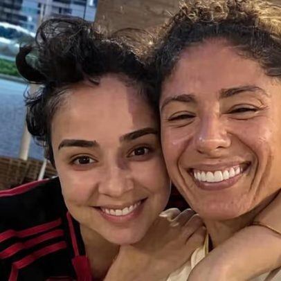 Cris Rozeira, jogadora do Flamengo, mostra álbum com família após título