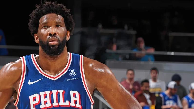 Joel Embiid do Philadelphia 76ers já tinha sido punido pela NBA por conta de gesto obsceno (Foto: Ron Hoskins / AFP)