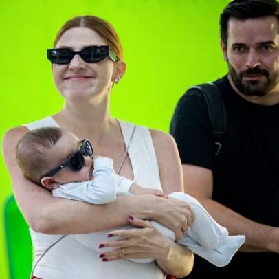 Dani Calabresa coloca óculos de sol em filho de 5 meses em desembarque no Rio
