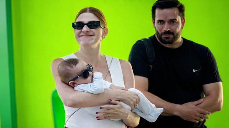 Dani Calabresa coloca óculos de sol em filho de 5 meses em desembarque no Rio