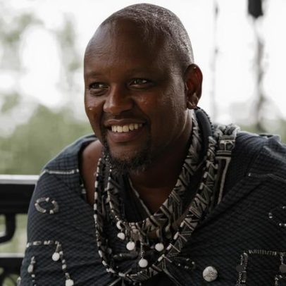 Daniel Ole Sambu, que promoveu convivência entre leões e pessoas, morre aos 51