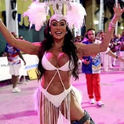 Gracyanne Barbosa participa de mini desfile da União da Ilha após lesão