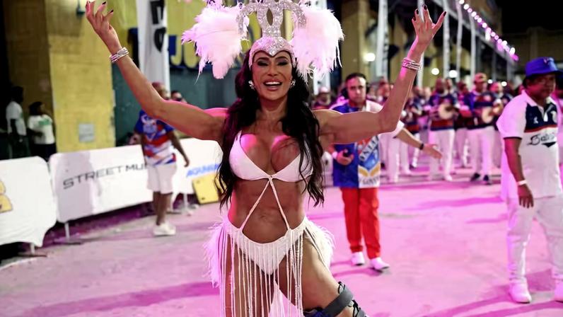 Gracyanne Barbosa participa de mini desfile da União da Ilha, no Rio de Janeiro — Foto: Daniel Pinheiro/ BrazilNews