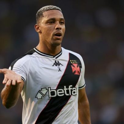 Vitória tenta repatriar David, atacante do Vasco