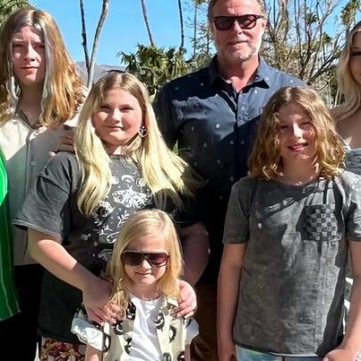 Tori Spelling reflete sobre relação de co-parentalidade com Dean McDermott