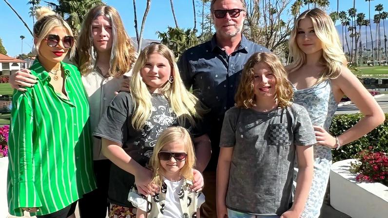 Tori Spelling reflete sobre relação de co-parentalidade com Dean McDermott